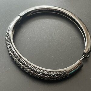 Gunmetal coloured slide clasp bracelet with black stones